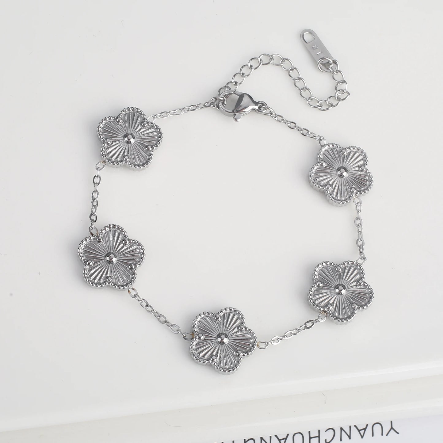 Five-Leaf Flower Shell Bracelet – Elegant Stainless Steel Jewellery for Women